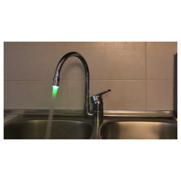 Rompigetto a led nel lavandino cucina