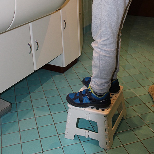 Sgabello piccolo pieghevole in piedi
