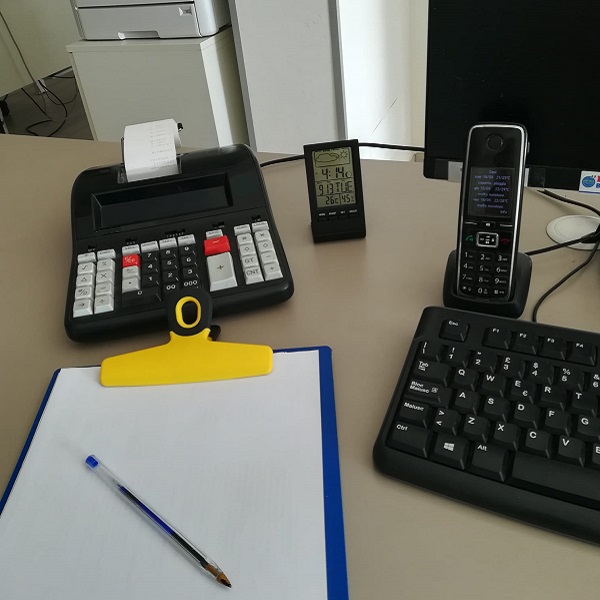 Mollettone con fogli e scrivania